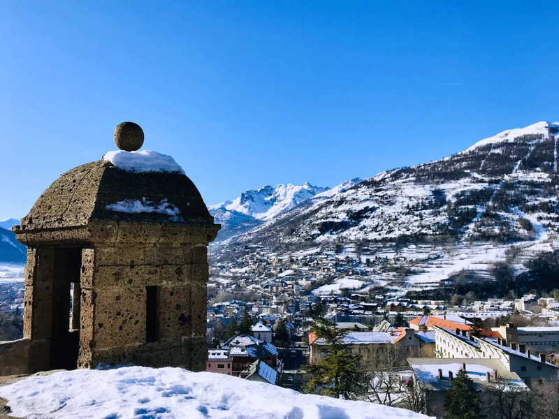 Snowy photo of the town of Briancon